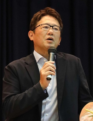 プロ入りやその後を話す古田敦也さん＝播磨町本荘