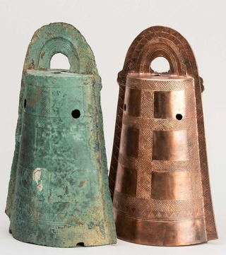 望塚銅鐸（左）と復元銅鐸（右）（県立考古博物館所蔵・相生産業高校制作）