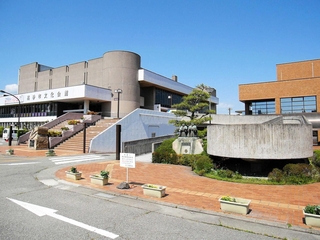 高砂市民病院の移転候補地となった高砂市文化会館敷地。右が東館（旧文化保健センター）＝２０２４年４月