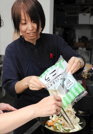 名水美人ファクトリーのカット野菜を使ってインドの炒め物「ポリヤル」を作る、料理教室「ｔｕ．ｄｕ．ｋｕ」を主宰する依藤亜弓さん＝加古川市