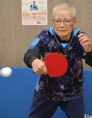 高齢ながらも卓球の練習に励む岸本政弘さん。今ではラリーも続くようになった＝加古川市米田町