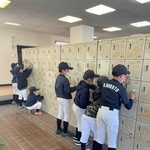 げた箱のさびを根気よく紙やすりで落とす子どもたち＝播磨町古宮４（播磨南高校同窓会提供）