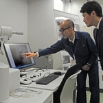 電子顕微鏡でとらえたウイルスの画像を確認する斎藤元彦知事（右）＝加古川市神野町神野