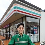 感謝状を受けたセブン－イレブン加古川尾上町店の岡村侑紀さん