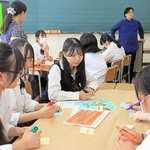 播磨町の将来像について想像を膨らませる生徒たち＝播磨南高校