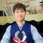次世代シャンソン歌手発掘コンテストで最優秀新人賞に選ばれた平松隆壱さん＝加古川市上荘町都台