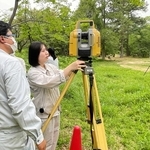 西大塚古墳でレーザースキャナーを使って測量する東播工業高校の生徒ら＝加古川市加古川町大野