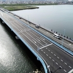 ５月末にドローンで撮影した相生橋。北側（写真では手前）の橋を拡幅し、右折レーンなどを設けた。南側の橋は６月から歩行者・自転車専用となっている（県加古川土木事務所提供）