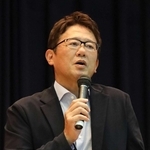 プロ入りやその後を話す古田敦也さん＝播磨町本荘