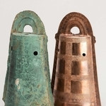 望塚銅鐸（左）と復元銅鐸（右）（県立考古博物館所蔵・相生産業高校制作）