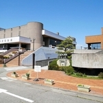 高砂市民病院の移転候補地となった高砂市文化会館敷地。右が東館（旧文化保健センター）＝２０２４年４月