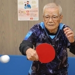高齢ながらも卓球の練習に励む岸本政弘さん。今ではラリーも続くようになった＝加古川市米田町