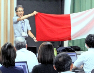 出水期を迎え市職員らに気象情報の読み取り方などについて説明する神戸地方気象台の笠良太リスクコミュニケーション推進官＝加古川市役所北館