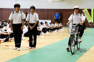 ２週間行う交通ルールを守るキャンペーンについて説明する鹿島中学校生徒会の生徒＝高砂市阿弥陀町阿弥陀
