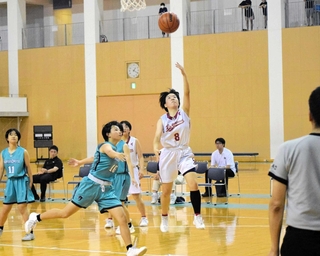バスケットボール女子決勝、相手ディフェンスをかわしてシュートを放つ鹿島の選手＝加古川市立総合体育館