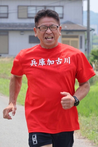 全国各地のフルマラソン大会へ出場している稲岡昇太さん。全国制覇まで残るは秋田県のみだ＝加古川市上荘町