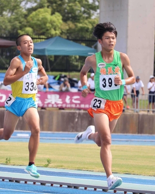 男子３０００メートル決勝で、先頭を快走する稲美北の中川悠聖選手（右）＝加古川運動公園陸上競技場