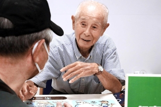 優しい語り口でスズムシ愛好家の相談に乗る増田忠司さん＝加古川市加古川町篠原町