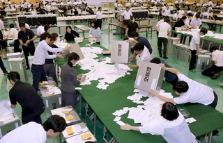 投票箱が開けられ、開票作業が始まった開票所＝２０日午後９時半、加古川市立総合体育館（撮影・田中朋也）