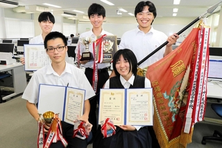 近畿地区高校ワープロ競技大会団体の部で優勝した加古川南高校情報ビジネス部。岸本楓冴さん（前列左）は個人の部で優勝、品川美希さん（同右）は３位に輝いた＝加古川南高校