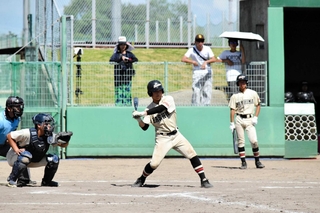 軟式野球決勝、６回表に安打を放ち好機を広げる鹿島の岸上明翔選手＝アラジンスタジアム