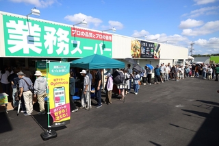 業務スーパーフレッシュ石守稲美店のリニューアルオープンに並ぶ買い物客ら＝稲美町中一色