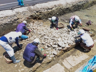 転落した古墳の葺石の調査＝尼崎市の池田山古墳