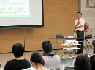 集まった保護者らを前に説明する兵庫教育大大学院の森田啓之教授＝別府公民館