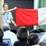 出水期を迎え市職員らに気象情報の読み取り方などについて説明する神戸地方気象台の笠良太リスクコミュニケーション推進官＝加古川市役所北館