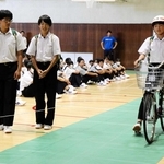 ２週間行う交通ルールを守るキャンペーンについて説明する鹿島中学校生徒会の生徒＝高砂市阿弥陀町阿弥陀