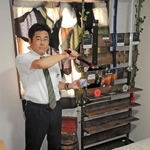 「ロミニングカトラス」を手にポーズを決める清水大輔支配人。「ロミニングブレード」と「白蛇」は固定されている＝高砂市高砂町朝日町１