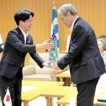 マリンガ市のバーロス・シウヴィオ市長（右）から記念品を受け取る岡田康裕市長＝加古川市役所