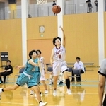 バスケットボール女子決勝、相手ディフェンスをかわしてシュートを放つ鹿島の選手＝加古川市立総合体育館