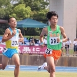 男子３０００メートル決勝で、先頭を快走する稲美北の中川悠聖選手（右）＝加古川運動公園陸上競技場