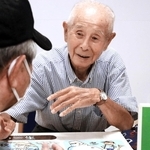 優しい語り口でスズムシ愛好家の相談に乗る増田忠司さん＝加古川市加古川町篠原町