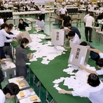 投票箱が開けられ、開票作業が始まった開票所＝２０日午後９時半、加古川市立総合体育館（撮影・田中朋也）