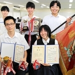 近畿地区高校ワープロ競技大会団体の部で優勝した加古川南高校情報ビジネス部。岸本楓冴さん（前列左）は個人の部で優勝、品川美希さん（同右）は３位に輝いた＝加古川南高校