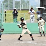 軟式野球決勝、６回表に安打を放ち好機を広げる鹿島の岸上明翔選手＝アラジンスタジアム