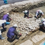 転落した古墳の葺石の調査＝尼崎市の池田山古墳