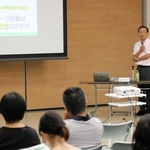 集まった保護者らを前に説明する兵庫教育大大学院の森田啓之教授＝別府公民館