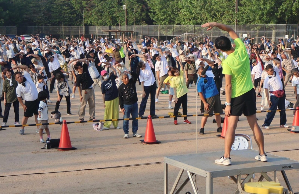 稲美から元気お届け! 830人でラジオ体操、全国へ生中継 町制70周年記念