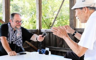 伊能忠敬の旅路を巡っているフランス人ジャーナリストのエチエンヌ・バラールさん（左）。高砂市では高塚洋さん（右）に取材を行った＝高砂市阿弥陀町生石