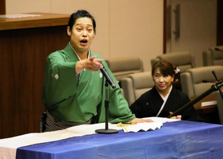 加古川市議会の議事堂で浪曲を披露する京山幸太さん＝加古川市加古川町北在家