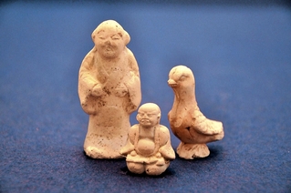 子どもの健康などの願いがこめられた土人形
