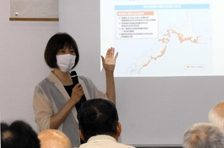 「みんなで運営する避難所」と題して話す兵庫県立大大学院減災復興政策研究科の阪本真由美教授＝高砂市高砂町松波町