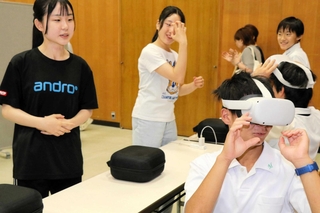 ３６０度カメラで撮影した動画を紹介する加古川東高校の生徒＝加古川市加古川町北在家