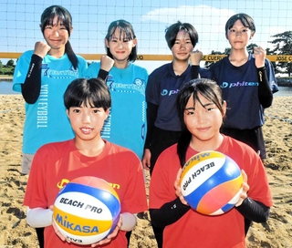 全国大会出場を決めた「ＳＳＢＶＣ」の選手たち。２人制は連覇が懸かる＝高砂海浜公園