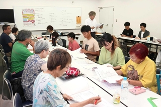 本読みの稽古に取り組む一般参加の出演者たち＝稲美町国安
