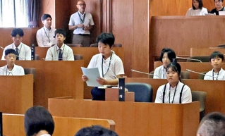 子ども議会で一般質問を行う児童や生徒たち＝稲美町議会議場