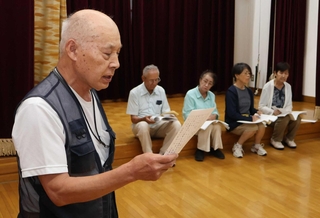 舞台「拝啓、おとうちゃんへ」に向けて稽古を積む喜多村甫さん（左）。昇さんへ向けた手紙を読み上げる＝稲美町国岡６